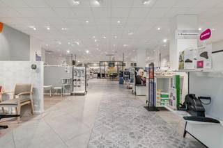 <strong>Handelspand van ca. 750 m² te huur in het centrum van Mol – Uitstekende commerciële ligging</strong><br /><br />In het bruisende centrum van Mol, in het verlengde van de Corbiestraat, bevindt zich dit ruime en deels ingericht handelspand.<br />Het pand heeft een moderne look en voorzien van alle technieken zoals o.a airco<br />Dankzij de centrale ligging in een drukbezocht winkelgebied geniet het pand van een uitstekende zichtbaarheid en een vlotte bereikbaarheid.<br />De functionele indeling maakt het geschikt voor uiteenlopende commerciële activiteiten.<br /><br /><u><strong>Het handelspand is momenteel ingericht met:</strong></u><br />- Ruime winkelruimte , volledig afgewerkt en opgedeeld in aparte vertrekken<br />- Inkomhal met een automatische inkomdeur<br />- Afzonderlijk ingericht kantoorruimte<br />- Magazijn met veel ruimte voor mogelijke stockage<br />- Technische ruimte<br />- Keuken met eetplaats voor personeel<br />- Sanitaire voorzieningen voor klanten en personeel<br />- Drie toiletten, waarvan één aangepast voor mindervaliden<br />- Daarnaast beschikt het pand over een ruime ondergrondse parking met 10 autostaanplaatsen, waarvan 2 voor mindervaliden.<br /><br />Dit vormt een belangrijke meerwaarde voor zowel klanten als medewerkers.<br /><br /><u>Geschikt voor retail, zorgwinkel, apotheek, medische en paramedische activiteiten, showroom, kantoor of andere commerciële invullingen</u><br /><br /><em>Het pand was voorheen in gebruik als Goed Zorgwinkel, wat de veelzijdigheid en commerciële mogelijkheden van deze locatie extra onderstreept.</em><br /><br /><strong>📞 Contacteer ons vrijblijvend voor meer informatie of een bezichtiging.</strong>