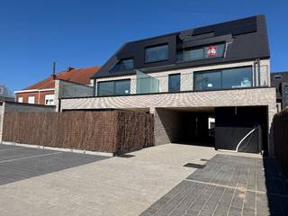 Centraal gelegen, ruim appartement met zuidgericht terras op de benedenverdieping. <br />Indeling: inkom met toilet, lichtrijke leefruimte met open, geïnstalleerde keuken, badkamer en drie slaapkamers. Er is een ruime berging en een mooi terras met overdekt gedeelte.<br /><br /><br />Appartement is voorzien van vloerverwarming met warmtepomp en zonnepanelen. Alu-schrijnwerk met superisolerende beglazing en automatische screens aan de zonnekant, rolluiken vooraan in de slaapkamers. E-peil<20 (verminderde OV).<br />Prachtig appartement op een zeer bereikbare ligging: E17 op 5 min, station op 750m, busknooppunt, scholen en winkels om te hoek.<br /><br />Voor meer info: kristoff@immoroba.be. Private autostaanplaats en eigen berging aan te kopen (20.000€).<br />Oplevering voorzien mei 2026! Aankoop 6% mogelijk!