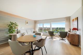 Dit lichtrijk volledig bemeubeld appartement is gelegen op de 7de verdieping en heeft prachtig open zichten.<br /><br />Indeling:<br />Inkomhal met vestiaireruimte, volledig ingerichte open keuken, leefruimte uitgevend op het terras, aparte slaapkamer, badkamer met doucheen lavabo, apart toilet.<br />Groot terras met magnifieke zichten over Knokke en het hinterland.<br /><br />Het complex is goed en rustig gelegen op wandelafstand van de Zeedijk, winkels en openbaar vervoer.<br />Het domein beschikt over volgende faciliteiten:<br />binnenzwembad, volleybalveld, strand, meer....<br /><br />Info of bezoek: Andries De Leyn 0472/53.66.09