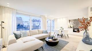 <p><strong>Volledig gerenoveerd PENTHOUSE met 2 ruime zonneterrassen, op enkele stappen van de ZEEDIJK en het Van Bunnenplein</strong></p>
<p>Dit exclusieve penthouse biedt een perfecte mix van luxe, comfort en lichtinval, ideaal gelegen in het hart van Knokke.</p>
<p><strong>Indeling:</strong><br />Bij binnenkomst verwelkomt de inkomhal u met een gastentoilet. De lichtrijke leefruimte, met een indrukwekkende gevelbreedte, sluit naadloos aan op een moderne open keuken, uitgerust met alle hedendaags comfort. De gezellige eethoek leidt naar een prachtig terras van maar liefst 27m², waar u geniet van zijdelings zeezicht en volop zon.</p>
<p>Achteraan bevinden zich twee ruime en volwaardige slaapkamers, elk voorzien van ingemaakte kasten en een eigen en-suite doucheruimte. Beide kamers bieden toegang tot het tweede zonnige terras van 22m², een ideale plek om te ontspannen in alle rust.</p>
<p><strong>Een instapklaar penthouse op een toplocatie, dat een bezoek meer dan waard is!</strong></p>