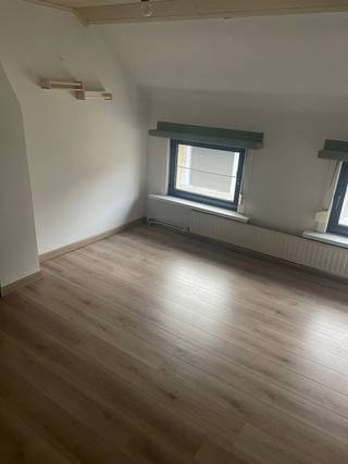 Rijwoning gerenoveerd in 2001<br />Living, keuken, badkamer<br />1ste verdiep: 2 slaapkamers met mogelijkheid 3de slaapkamer, toilet en zolder<br />Garage