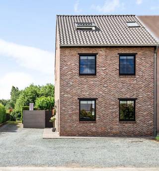 Bent u op zoek naar een instapklare woning met veel bergruimte, hoogwaardige materialen en uitstekende energiescores? Dan zal deze gerenoveerde halfopen bebouwing u ongetwijfeld weten te bekoren. De woning is gelegen op een perceel van 643 m², beschikt over een bewoonbare oppervlakte van 180 m² en is centraal gelegen nabij belangrijke invalswegen, scholen, winkels en openbaar vervoer. <br /><br />Op het gelijkvloers betreden we de woning via de inkomhal met een ruime op maat gemaakte schoenkast. Van hieruit komen we terecht in de woonkamer waar de rust en gezelligheid u meteen zullen overvallen. Vanuit de eetkamer komen we in de volledig uitgeruste open keuken met zicht op de tuin. <br /><br />De absolute troef van deze woning is zonder twijfel de prachtige leefveranda met luxueuze gashaard. Deze ruimte vormt een volwaardige uitbreiding van de woning en laat u het hele jaar door genieten van het buitengevoel. De airco zorgt voor de nodige verkoeling tijdens de zomermaanden en kan ook verwarmen. <br /><br />Vanuit de veranda heeft u rechtstreeks toegang tot het ruime terras van 60 m² en de volledig omheinde, onderhoudsvriendelijke zuidgerichte tuin.<br />Verder bevinden zich op het gelijkvloers een afzonderlijke wasplaats/berging en een toilet.<br /><br />Achteraan de tuin bevindt zich de ruime garage van 32 m², die toegankelijk is met een sectionaalpoort. Achter de garage is er voor de liefhebbers de mogelijkheid tot moestuintje/kruidentuin.<br /><br />Op de eerste verdieping treffen we een ruime nachthal met tal van ingemaakte kasten, een dressing, twee volwaardige slaapkamers en een badkamer uitgerust met lavabo, douche, ligbad en toilet.<br /><br />De tweede verdieping is bereikbaar met vaste trap en biedt plaats aan nog twee slaapkamers, beide voorzien van praktische ingemaakte kasten. Bovendien beschikt elke slaapkamer over een eigen airco-installatie die zowel kan koelen als verwarmen.<br /><br />Interesse? Contacteer ons voor meer informatie of bezichtiging op 0456 86 46 86.