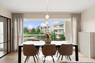 <strong>Het bezoekmoment gaat door op zaterdag 19 september 2026 (enkel op afspraak).</strong><br /><br />Luxueus gerenoveerd appartement in de groene en rustige residentie Ogierlande, waar comfort, kwaliteit en een verfijnde afwerking mooi samenkomen.<br /><br />Dit stijlvolle appartement (EPC-label B) combineert ruimte, natuurlijk licht en energiezuinig wonen met een hoogwaardige afwerking. Vanuit het zonnige terras geniet u van een aangenaam uitzicht op de zorgvuldig aangelegde gemeenschappelijke tuin, waar rust en groen centraal staan.<br /><br />Doorheen het appartement werd veel aandacht besteed aan materialen, details en een harmonieuze afwerking. De wanden en maatkasten werden uitgevoerd in een verfijnde Claystuc-techniek. De zachte textuur en natuurlijke kleurnuances geven het interieur een warme en rustige uitstraling.<br /><br />In de inkomhal zorgt een sensor voor de automatische sfeerverlichting, die discreet in de wand is geïntegreerd. Een verfijnd detail dat mooi aansluit bij de rustige uitstraling van het interieur. De lichtrijke leefruimte beschikt over een hoogwaardige parketvloer van Woodstoxx, stijlvolle maatkasten en een rechtstreekse toegang tot het zonnige terras.<br />De volledig geïnstalleerde keuken is uitgerust met kwalitatieve Siemens-toestellen en sluit mooi aan bij de uitstraling van de leefruimte. Aansluitend bevindt zich een praktische berging/wasruimte, voorzien van een waterontharder.<br />Verder beschikt het appartement over een afzonderlijk gastentoilet, twee ruime slaapkamers en een verzorgde badkamer met ligbad met douchefunctie en dubbele lavabo. Daarnaast is er een private kelderberging aanwezig.<br /><br />Ook op het vlak van comfort werd aan de nodige details gedacht. Aan de voorzijde zijn automatische rolluiken voorzien en aan de achterzijde zonnescreens. De temperatuur in het appartement kan bovendien vanop afstand worden geregeld.<br /><br />Een verzorgd en tijdloos appartement met een rustige uitstraling, kwalitatieve materialen en aandacht voor detail.<br /><br />Mogelijkheid tot aankoop van:<br />Ondergrondse garagebox met automatisch poort aan €30.000,-<br />Bovengrondse staanplaats bij te kopen aan €15.000,-<br /><br /><strong>Ook wild geworden van deze thuis?<br />Ontdek zelf de aangename sfeer, hoogwaardige afwerking en rustige ligging van dit appartement en plan vandaag nog uw bezoek.</strong>