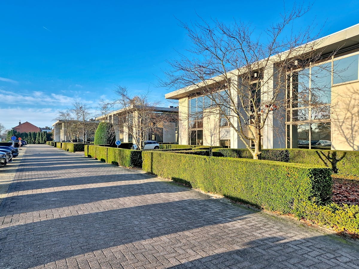 Kantoren (132 m²-174 m²) aan Kortrijksesteenweg in Sint-Martens-Latem - foto 1