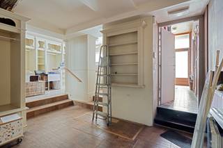 Dit veelzijdige pand is uitstekend gelegen in het historische centrum van Tongeren, op wandelafstand van scholen, winkels en openbaar vervoer. Voor ontspanning en natuur bevinden zowel het stadspark De Motten als natuurreservaat De Kevie zich in de nabije omgeving. Cultuurliefhebbers genieten van een rijk aanbod aan musea, Romeinse relicten en karaktervolle religieuze gebouwen. Bovendien bereikt u het bruisende centrum van Hasselt, Sint-Truiden en Maastricht in iets meer dan 30 minuten rijden.<br /><br />Deze karaktervolle eigendom biedt een uitzonderlijke combinatie van wonen, werken en investeren. Het geheel bestaat uit een handelspand met achterliggende woonst en een ruim opbrengstgedeelte met tal van mogelijkheden (onder voorbehoud van de nodige vergunningen).<br />Het perceel heeft een oppervlakte van 11a25ca en beschikt over een charmante gevel met een indrukwekkende breedte van maar liefst 17 meter. Het hoofdgebouw omvat een totale oppervlakte van circa 520 m².<br />Op het gelijkvloers bevindt zich een handelsruimte van 87 m² met aansluitend een volledig ingerichte woonst, bestaande uit een leefruimte, keuken, bureau en badkamer, afgewerkt met duurzame materialen.<br />Verder telt het pand maar liefst 17 slaapkamers met oppervlaktes variërend tussen 9,7m² en 17,6m², wat tal van opportuniteiten biedt.<br /><br />Extra troeven
<ul>
	<li><span>6 overdekte staanplaatsen en 16 garageboxen </span></li>
	<li><span>huidige verhuur van parkeerplaatsen met een opbrengst van ca. €1.166/maand</span></li>
	<li><span>aanwezigheid van een zonneboiler</span></li>
</ul>
<br />Een bijzonder interessante investeringsopportuniteit met tal van mogelijkheden in een topligging, ideaal voor wie wonen en rendement wenst te combineren.<br /><br />Interesse? Contacteer ons voor meer informatie of een bezichtiging ter plaatse via immo@confideo.be of telefonisch op het nummer 012 23 23 11.<br /> 