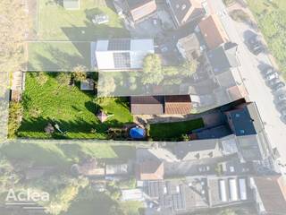 Ruime halfopen bebouwing op een uitzonderlijk perceel van 1.873 m² in het centrum van Kaprijke!<br /><br />Op zoek naar ruimte, comfort én een uitstekende ligging? Deze ruime halfopen bebouwing combineert het allemaal. Gelegen in het centrum van Kaprijke, op een uitzonderlijk perceel van maar liefst 1.873 m², biedt deze eigendom een unieke opportuniteit. Een dergelijk ruim perceel op deze locatie komt zelden op de markt.<br /><br />De woning beschikt over een aangename bewoonbare ruimte en maar liefst 5 slaapkamers, ideaal voor grote gezinnen of wie graag extra ruimte heeft voor een bureau, hobbykamer of logeerkamer. Tussen 2006 en 2016 werd de woning volledig gerenoveerd en met een EPC-label B geniet u bovendien van een gunstige energiescore.<br /><br />Ook buiten is er heel wat potentieel. Op het perceel bevindt zich een ruime schuur van ca. 160 m², deels ingericht als schuur en deels overdekt. Deze biedt tal van mogelijkheden voor opslag, hobby's of andere praktische doeleinden.<br /><br />Een eigendom met ruimte in overvloed, zowel binnen als buiten, op een toplocatie in Kaprijke. Ideaal voor wie centraal wil wonen en tegelijk wil genieten van een uitzonderlijk ruim perceel.