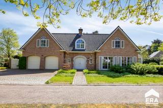 Lommel: Ruime lichtrijke villa, gelegen in bosrijk villapark, nabij centrum, sportcentrum en natuurgebied 'De Sahara'. Gelegen op 5 minuten van de Nederlandse grens. 
<ul><li>Ruime living met openhaard en aansluitende tuinkamer</li><li>Volledig ingerichte keuken met ontbijthoek en inbouwcassette</li><li>Wasplaats met inbouwkasten</li><li>CV op gas: vloerverwarming (condensatieketel 2021)</li><li>Houten ramen met dubbele beglazing</li><li>Proviand kelder en zolder</li><li>4 slaapkamers en 2 badkamers</li><li>Dubbele inpandige garage met sectionaal poorten</li><li>Prachtig zuidwest georiënteerde tuin met (deel overdekt) terras en beregeningsinstallatie</li></ul>