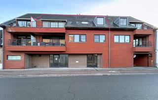 <p>Instapklaar appartement (bwj. 2002) in de nabijheid van allerlei faciliteiten vervoer bestaande uit een inkomhal met afzonderlijk toilet en ingemaakte kast, lichtrijke leefruimte met eet-en zithoek, volledig uitgeruste keuken, zuidwest gericht terras, slaapkamer met ensuite de badkamer (douche, lavabomeubel + aansluiting wasmachine) en een garage die aangekocht kan worden aan 25.000€.</p>
<p>Extra troeven:</p>
<ul>
<li>Energiezuinig (Label-A)</li>
<li>Lift aanwezig</li>
<li>Ruime private kelderberging</li>
<li>Garage met elektriciteit (25.000€)</li>
<li>Op wandelafstand van scholen, winkels en openbaar vervoer</li>
<li>Instapklaar</li>
</ul>
<p></p>
<p>Dit appartement is te koop ZONDER makelaar via het concept van Smart Houses! Wenst u verdere inlichtingen of bezoek? Contacteer rechtstreeks de eigenaar via 0476/42.76.52</p>