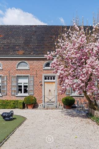 Hof ter Nechternest, une ferme magnifiquement rénovée avec une riche histoire remontant à 1838. Cette propriété unique allie charme authentique...