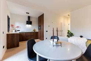 Bent u op zoek naar een hoogwaardig gerenoveerd appartement met 1 slaapkamer en een groot terras in Brasschaat? Dan hebben wij deze parel boven...