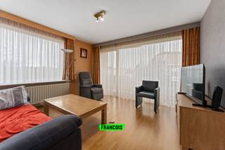 Vlakbij het centrum van Roeselare bij diverse invalswegen, handelszaken, winkels en het station van Roeselare vinden we dit prachtige instapklare appartement terug.<br /><br />Dit appartement bestaat uit een ruime inkomhal met gastentoilet, een lichtrijke woonkamer met aansluitend de geïnstalleerde keuken met frigo, kookvuur, oven en dampkap. <br /><br />Verder beschikt het appartement over 2 slaapkamers, badkamer met lavabo en inloopdouche en berging.<br /><br />Verder beschikt dit appartement over centrale verwarming met aardgas, garage en 2 terrassen. De garage is aan te kopen voor 30.000 euro. <br /><br />Verlies dit appartement niet uit het oog en leg vrijblijvend uw bezoek vast! <br /><br />