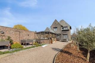 Deze ruime open bebouwing is volledig instapklaar maar kan een beetje opfrissing en/of liefde gebruiken. De oerdegelijke basis is een ideaal kader om op verder te werken. <br />De karaktervolle woning in cottage-stijl aan de Leuzesesteenweg in Ronse biedt een stevige basis, met mooie volumes en tal van mogelijkheden. Een kleine opfrissing creëert in deze woning een ideaal kader om op verder te bouwen. <br /><br />De woning is gelegen op een mooi perceel van 677 m² en beschikt over een bewoonbare oppervlakte van maar liefst 193 m². Daarnaast biedt het perceel ontzettend veel opbergruimte en tuinberging. Dankzij de ruime leefruimtes, de praktische indeling en de verschillende extra ruimtes kan deze woning, mits de nodige renovatiewerken, opnieuw uitgroeien tot een echte parel.<br /><br />Bij het binnenkomen hebben we een praktische bureauruimte met ingebouwde kasten. Van hieruit kom je in de ruime leefruimte met eetplaats, die aansluit op de uitgeruste keuken. <br />Op de eerste verdieping bevinden zich drie volwaardige ruime slaapkamers en een badkamer. Bovendien bieden de zolderverdieping en kelder heel wat extra opslagruimte.<br /><br />Buiten geniet je van een aangename, onderhoudsvriendelijke tuin met terras. Achteraan het perceel bevindt zich bovendien een aparte garage, ideaal voor het veilig stallen van jouw wagen of als extra opslagruimte.<br /><br />Interesse in deze woning?<br />Contacteer ons vandaag nog voor meer informatie of een bezoek ter plaatse via 0486 37 88 93 of laure@immomargaux.be. Wij begeleiden jou graag bij het ontdekken van de mogelijkheden van deze eigendom.