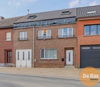 <p>BURST- Deze verrassend ruime gezinswoning kan u vinden op een rustige maar vlot bereikbare locatie te Burst. Van zodra u binnenkomt via de aparte inkomhal, voelt u meteen het potentieel welke deze woning te bieden heeft.<br /><br />De afgelopen jaren onderging deze woning al heel wat essentiële en belangrijke vernieuwingen. Zo werd de woning voorzien van een volledig nieuwe dakstructuur, een nieuw ventilatiesysteem, dubbele beglazing,10 zonnepanelen, een conforme elektriciteitsinstallatie, nieuwe sanitaire leidingen, centrale verwarming enz... Zo werden de kernzaken reeds volledig vernieuwd. Tevens werd er een vergunning afgeleverd voor het plaatsen van een nieuwe achterbouw (plannen beschikbaar).<br /><br />Voorlopig bevinden zich op het gelijkvloers een aparte inkomhal, een lichtrijke leefruimte met zithoek en geïnstalleerde keuken, een praktische bergruimte en een ruime inpandige garage. Op de eerste verdieping bevinden zich naast de nachthal nog 4 slaapkamers en een functionele badkamer. Verder is er een vaste trap naar de 2de verdieping voorzien waar nog een extra bureauruimte en een 5de slaapkamer werd gecreëerd. Tevens werd op de 2de verdieping een mooi dakterras gecreëerd en is op deze verdieping alles voorzien voor een extra badkamer en dressing.<br /><br />Buiten wacht een extra troef namelijk een zonnige tuin met een prachtig open zicht op de velden waar u kan genieten van alle rust en privacy. Daarnaast beschikt de woning nog over tal van praktische ruimtes zoals een kelder en buitenberging.<br /><br />De woning vraagt zeker nog afwerking maar biedt tegelijk een sterke toekomstgerichte en technisch solide basis.<br /><br />Op wandelafstand bevinden zich scholen en station Burst.<br /><br />Wilt u de mogelijkheden van deze ruime gezinswoning ontdekken, maak dan snel uw afspraak!<br /><br />De vermelde prijs is een richtprijs en niet bindend. Na ontvangst van de biedingen beslist de verkoper vriij om al dan niet over te gaan tot verkoop en aan welk bod.</p>