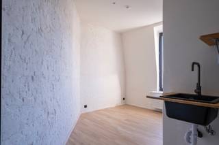 Dit is voor academiejaar 2026 - 2027!<br />ENKEL VOOR STUDENTEN - GEEN DOMICILIE MOGELIJK!<br /><br />Hippe studentenkamer met veel licht.<br />Deze kamer heeft een eigen badkamer en kleine kitchenette. <br />Zelf te meubileren. <br />€ 85,00 maandelijkse kosten voor verwarming elektriciteit, water en wifi!