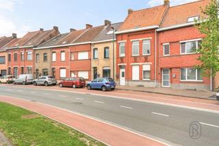<p>In het centrum van Ronse bevindt zich deze woning met vier slaapkamers en een aangename tuin. Dankzij de onmiddellijke aansluiting op de Kruisstraat geniet u van een vlotte bereikbaarheid, terwijl winkels, scholen en openbaar vervoer zich op wandelafstand bevinden.<br /><br />Bij het betreden van de woning komt u in de inkomhal, die toegang biedt tot een ruime bureauruimte of polyvalente kamer. Verder bereikt u de leefruimte met aansluitend de keuken en een praktische berging. Op het gelijkvloers bevindt zich eveneens de badkamer.<br />De eerste verdieping omvat twee zeer ruime slaapkamers. Op de tweede verdieping bevinden zich nog twee bijkomende, iets compactere kamers, ideaal als kinderkamers, dressing of hobbyruimte.<br /><br />Buiten beschikt de woning over een tuin, waar u kan genieten van het buitenleven in alle rust.<br />Deze woning biedt tal van mogelijkheden voor wie graag de handen uit de mouwen steekt. Mits enkele opfrissings- en renovatiewerken kan u hier een gezellige thuis creëren op een centrale ligging.<br /><br />Bent u op zoek naar een woning met potentieel? Dan is dit pand zeker uw bezoek waard.<br />Meer info of plan uw bezoek: info@immobeguin.be<br />Te koop via Immo Beguin, uw vastgoedexpert sinds 2009, met kantoren in Ronse, Waregem, Kortrijk, Deinze, Doornik en Lessen.</p>