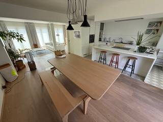 Grand appartement duplex situé au 1er et 2e étage d'un immeuble dans le centre commercial de Grimbergen, comprenant au premier étage : hall d'entrée, cuisine entièrement équipée, rangement et WC séparé, salle à manger avec accès à une terrasse (8m²) et jardin, ainsi qu'un séjour (32m²). Au deuxième étage, vous trouverez la chambre à coucher (12m²) avec accès à une terrasse (30m²), un dressing/bureau, ainsi qu'une salle de bain avec baignoire et douche. L'appartement dispose également d'une installation d'alarme. Pas de charges ! PEB : B.
