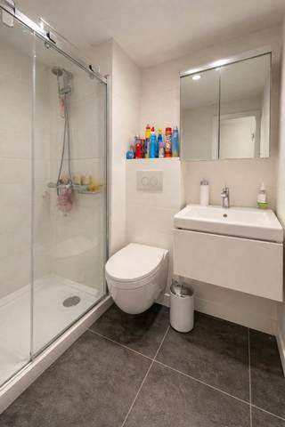 Deze lichtrijke en gezellige studio bevindt zich in de levendige wijk 2018 Antwerpen en biedt een perfecte combinatie van stedelijk comfort...