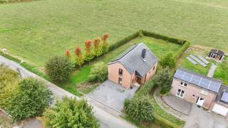 ISIMMO stelt u met genoegen deze prachtige villa voor, gebouwd in 2006 en gelegen in het charmante dorp Verdenne, op korte afstand van Marche-en-Famenne. Het pand biedt een vrij en rustgevend uitzicht op de natuur en de omliggende landbouwzones, in een rustige en groene omgeving.<br />Met 175 m² bewoonbare oppervlakte, aangevuld met 100 m² kelders en garage, biedt deze villa mooie volumes en een functionele indeling. Het uitstekende EPC B (145 kWh/m².an - 20260504032832) garandeert beheersbare energiekosten, en de conformiteit van de elektrische installatie biedt de koper een volledige gemoedsrust.<br />Ideaal voor een gezin dat modern comfort wil combineren met een hoge levenskwaliteit op het platteland.<br />De woning omvat een inkomhal, grote leefruimte, keuken en bijkeuken, een bureau dat geschikt is voor een vrij beroep, 3 mooie slaapkamers waarvan één met een dressing, 1 badkamer, kelders en garage die verder kunnen worden ingericht.<br />Voor meer informatie of een bezoek: contacteer Isabelle Spinoy (IPI 104257) op 0477/52 10 65 of via e-mail: info@isimmo.be