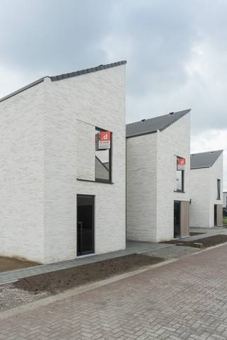 Zoek jij een energiezuinige nieuwbouwwoning op een ideale locatie? Bekijk dan even deze fraaie halfopen bebouwing De woning maakt deel uit van ons nieuwste bouwproject in Evergem. In een kindvriendelijke en toekomstgerichte buurt, dicht bij alle voorzieningen.<br /><br />Het is een zeer energie-efficiënte woning (E-peil 14), uitgerust met geothermische warmtepomp, vloerverwarming, ventilatie met warmterecuperatie en zonnepanelen.<br />Deze ruime gezinswoning heeft een optimale indeling met o.m. een lichtrijke leefruimte, ingerichte eilandkeuken en badkamer, omheinde tuin met gezellig terras, 4 slaapkamers, veel berging én een garage. <br /><br /><span>Danneels werkt jouw nieuwe woning sleutel-op-de-deur voor je af, incl. terras, oprit en tuinomheining. Voor een vaste prijs en tegen een afgesproken einddatum. Jij kiest de keuken- en badkamerinrichting, vloer- en wandtegels bij onze partners. Onze klantenbegeleider staat voor je klaar met advies op maat. </span>