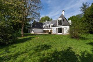 Een te moderniseren architecturale villa van ca. 700m², ideaal gelegen op <br />een verborgen perceel van 23a 58ca. <br /><br />- 8 Slaapkamers + 2 bureelruimten + 2 dressings<br />- 5 badkamers<br />- binnenzwembad<br />- garage voor 4 auto’s + parking <br />- terrassen en tuin<br />Buitenschrijnwerk PVC dubbel glas - Centrale verwarming op stookolie<br />EPC: 2 x label G<br />Perceeloppervlakte: 23a 58ca - kadastraal inkomen: 13.725EUR<br />Stedenbouwkundige inlichtingen beschikbaar.<br />Infos: peter@century21prodomo.be