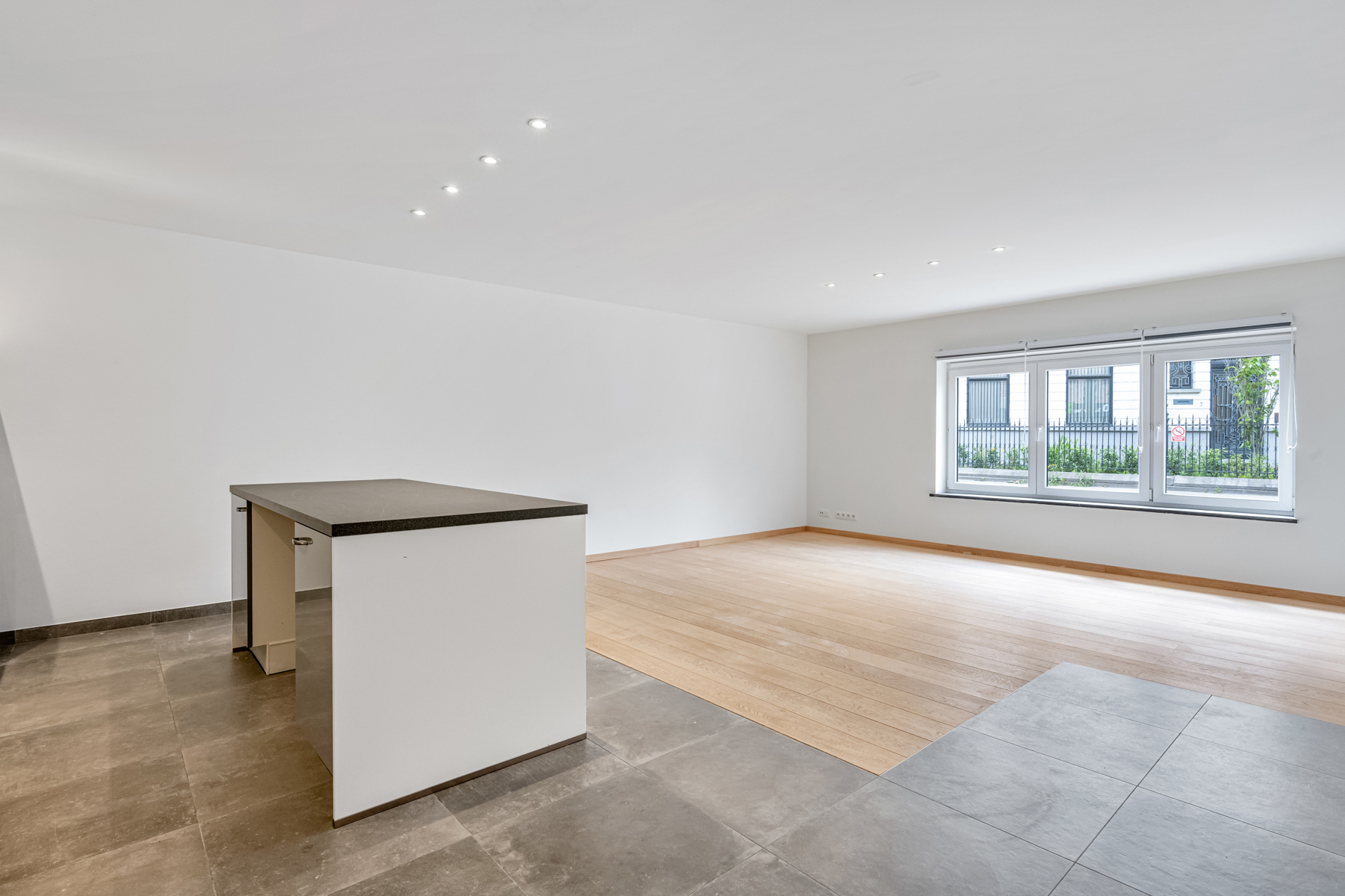 Lichtrijk gelijkvloers appartement met terras op toplocatie! - foto 4