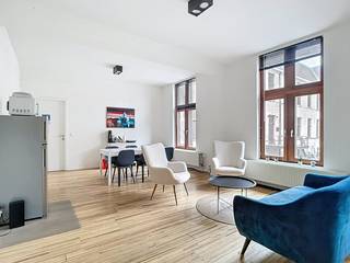 Deze unieke kantoorruimte bevindt zich in een gerenoveerd voormalig klooster, waarbij het historische karakter werd behouden. Dankzij de recente renovatie zijn de kantoren volledig instapklaar en uitgerust met moderne voorzieningen.<br /><br />Highlights:<br />- Oppervlakte: ca. 130 m² <br />- Indeling: meerdere kantoorruimtes en vergaderzalen; flexibele indeling mogelijk<br />- Verlichting: hoge raampartijen zorgen voor veel natuurlijk daglicht<br />- Sanitair en keuken: volledig functioneel en modern<br />- Technische voorzieningen: elektriciteit en internetaansluiting aanwezig, mogelijkheid tot extra aansluitingen<br />- Bereikbaarheid: gelegen in het oude stadscentrum van Antwerpen, vlakbij de Scheldekaaien, met uitstekende bereikbaarheid van verbindingswegen, openbaar vervoer en nabijheid van parkeerfaciliteiten<br /><br />Extra troeven:<br />- Authentieke elementen zoals stenen muren, houten balken en historische gevels geven het kantoor een unieke uitstraling<br />- Lift aanwezig voor gemakkelijke toegang tot de bovenste verdiepingen<br />- Mogelijkheid tot huren van extra opslag of parkeerplaatsen<br /><br />Beschikbaarheid:<br />De kantoorruimte is onmiddellijk beschikbaar, ideaal voor bedrijven die op zoek zijn naar een combinatie van historische charme en moderne functionaliteit.<br /><br />De foto's dienen ter illustratie gezien deze verschillende ruimtes in het gebouw betreffen. <br /><br />Interesse? Neem dan snel contact op! <br /><br />EPC: C