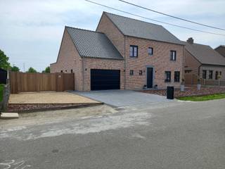 Rustig gelegen pastoriestijl villa met ver uitzicht op de velden.Gelijkvloers omvat inkomhal met toilet en via smeedijzeren deur naar de zeer ruime...