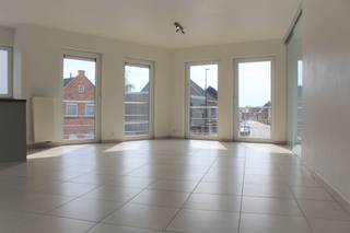 Dit lichtrijke en instapklare appartement bevindt zich in de Graaf van Landaststraat in Eine (Oudenaarde) en combineert comfortabel wonen met een bijzonder praktische ligging. In de directe omgeving vindt u onder meer een bakker, slager, apotheek, supermarkt en andere handelszaken. Ook het station van Eine bevindt zich vlakbij en de N60 richting Oudenaarde en Gent is vlot bereikbaar. Het centrum van Oudenaarde ligt op ongeveer 5 minuten rijden.<br /><br />Via de inkomhal met gastentoilet bereikt u de ruime en lichtrijke woonkamer met aansluitend de volledig geïnstalleerde open keuken. Dankzij de open indeling vormt dit een aangename leefruimte waar koken, tafelen en ontspannen mooi samenkomen. Aansluitend bevindt zich een praktische wasplaats/berging.<br /><br />Het appartement beschikt over een ruime slaapkamer van circa 12 m² en een tweede kamer van circa 9,5 m². Deze laatste kan perfect gebruikt worden als tweede slaapkamer, bureau, dressing of hobbyruimte. De badkamer is uitgerust met een douche, lavabomeubel, spiegelkast en een tweede toilet.<br /><br />Ook aan extra comfort werd gedacht. Zo beschikt het appartement over een private garage met aansluitende kelderberging. Bovendien werd het appartement recent geschilderd en zijn er nieuwe verlichting en gordijnen voorzien, waardoor u zonder grote voorbereidingen uw intrek kunt nemen.<br /><br />Het appartement heeft een gunstig EPC-label B. <br /><br />De gemeenschappelijke kosten bedragen €50 per maand. Het appartement is beschikbaar vanaf 01/11/2026. Heeft u interesse in dit verzorgde appartement op een vlot bereikbare locatie in Eine? Dien dan eenvoudig uw bezoekaanvraag in via de website van Immo Francois. Wij nemen graag contact met u op om een bezoekmoment in te plannen.<br /><br />