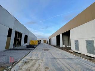 Nieuwbouw KMO-unit met een oppervlakte van +/- 307 m² en 2 privatieve parkeerplaatsen te koop. Fantastisch gelegen langs de Kwadestraat in de...