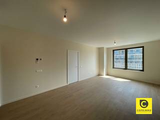 <p><span>Appartement neuf d'une chambre à coucher, idéalement situé sur l'Eilandje</span></p><p><span>Cet appartement spacieux de 1 chambre, quasi neutre en énergie (BEN), est situé dans la résidence "Québec" sur l’Eilandje. Au coin de la rue, vous trouverez le magnifique port de plaisance du MAS, avec divers établissements de restauration pour tous les goûts. En été notamment, vous pourrez profiter chaque jour d’une véritable ambiance de vacances au bord de l’eau. De plus, vous trouverez à quelques minutes à pied plusieurs supermarchés, des stations de vélos et les transports en commun. Vous préférez tout de même prendre la voiture ? Grâce à son emplacement à proximité des grands axes routiers, tels que les Leien et le tunnel du Waasland, vous rejoindrez en un clin d’œil votre destination, que ce soit en ville ou à l’extérieur.</span></p><p><span> </span></p><p><span>Pièce à vivre & e cuisine</span></p><p><span>L'appartement dispose d'un grand espace de vie avec cuisine ouverte. La cuisine est équipée de tous les appareils électroménagers (plaque à induction, four à micro-ondes combiné, lave-vaisselle et réfrigérateur avec compartiment congélateur). L'ensemble de l'appartement est recouvert d'un carrelage imitation bois avec chauffage au sol.</span></p><p><span> </span></p><p><span>Chambre à coucher et salle de bains d & </span></p><p><span>L'appartement dispose d'une chambre spacieuse avec salle de bains attenante, équipée d'une douche à l'italienne et d'un meuble-lavabo offrant de nombreux rangements.</span></p><p><span> </span></p><p><span>Espace de rangement</span></p><p><span>L'appartement dispose également de toilettes séparées et d'un local de rangement où se trouvent les installations techniques et les branchements pour une machine à laver et un sèche-linge.</span></p><p><span> </span></p><p><span>Terrasse commune et jardin intérieur</span></p><p><span>Les résidents de la résidence ont accès, à leur étage, à une grande terrasse commune donnant sur un espace commun. La résidence dispose également d'un agréable jardin intérieur commun. </span></p><p><span> </span></p><p><span>Loyer, charges & s et disponibilités</span></p><p><span>Loyer : €950/mois </span></p><p><span>Place de parking (en option) : €110/mois </span></p><p><span>Charges communes : €110/mois (chauffage, minuterie et entretien des parties communes)</span></p><p><span>Frais de mise en service : €250 (montant unique)</span></p><p><span>Disponible : 01/09/2026</span></p><p><span> </span></p><p><span>Quelques atouts</span></p><ul><li><span>Emplacement de choix dans le quartier animé de l'Eilandje</span></li><li><span>PEP A</span></li><li><span>Système de ventilation D</span></li><li><span>Internet par fibre optique disponible</span></li></ul>
