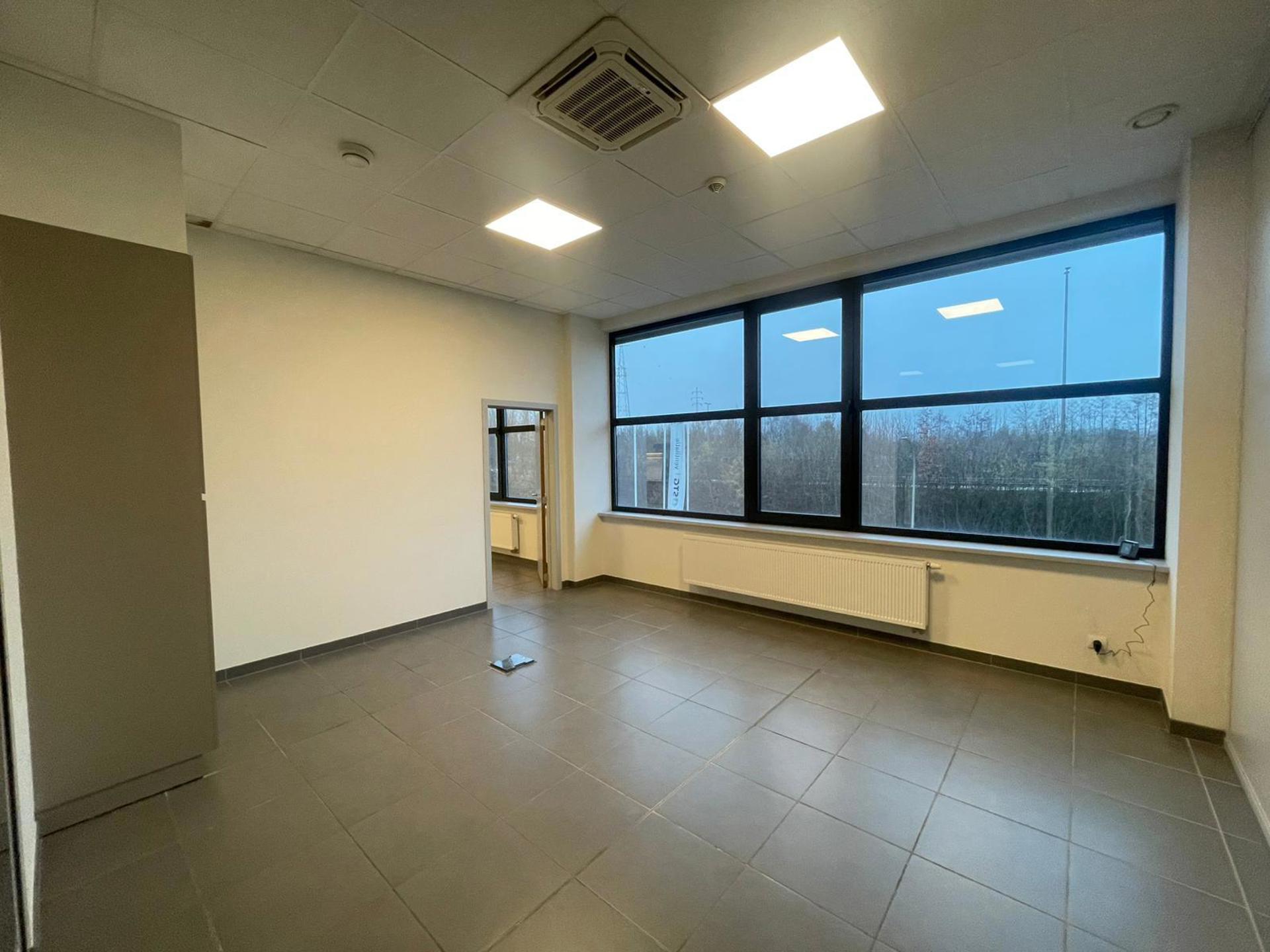 Kantoorruimte van 652 m² te huur in Erembodegem. - foto 4
