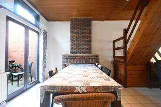 Deze op te knappen woning van 114 m² bevindt zich in het gegeerde Gentbrugge. De woning beschikt over een uitstekende ligging, met een mobiscore van 9,3 bevinden diverse voorzieningen en het openbaar vervoer zich op wandelafstand. Bovendien is de woning ook makkelijk bereikbaar met de wagen, dankzij de vlotte verbinding naar de R40, N9, E40 en E17. Verder ligt de woning vlakbij het Keizerpark en het Victoria Regiapark.<br /><br />Bij het betreden van de woning komt u terecht in de ruime eet- en leefruimte, die rechtstreeks aansluit op de zuidgerichte stadskoer. Vanuit de eet- en leefruimte bereikt u de keuken, en via de keuken komt u vervolgens in de badkamer.<br />Op de eerste verdieping bevinden zich twee ruime slaapkamers. Op de tweede verdieping treft u nog eens twee zolderslaapkamers aan.<br /><br />De woning wordt verwarmd met centrale verwarming op aardgas via een condenserende ketel (HR-top, bouwjaar 2022) met radiatoren.<br /><br />EPC-label D (346 kWh/m² per jaar) / Geen Asbest / EK conform<br /><br />Nieuwsgierig naar deze op te knappen woning in Gentbrugge? Maak vrijblijvend een afspraak via jens@landbergh.be of 09 225 25 24.