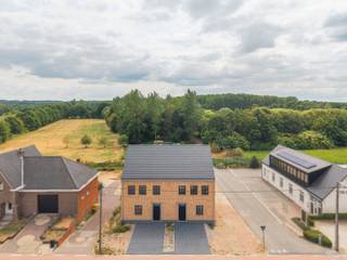 Voor verdere info of een vrijblijvende waardebepaling van uw eigendom: nessim@homixx.be of 03 653 11 96.<br /><br />In deze prachtige, energiezuinige nieuwbouwwoning geniet u van hedendaags wooncomfort, modern gebruik van ruimte en een hoogwaardige afwerking. Deze kwalitatieve halfopen bebouwing combineert een doordachte indeling met uitstekende energieprestaties, wat zich vertaalt in een gunstige EPC-score A. <br /><br />Bij het betreden van de woning komt u via de inkomhal met gastentoilet terecht in de lichtrijke, open leefruimte. De volledig geïnstalleerde open keuken sluit naadloos aan op de eet- en zithoek, waardoor er een aangenaam binnen-buitengevoel ontstaat met een direct uitzicht op de tuin, het terras en de prachtige weilanden. <br /><br />Op de eerste verdieping bevinden zich drie volwaardige slaapkamers en een stijlvolle badkamer voorzien van een comfortabele inloopdouche. Daarnaast beschikt de woning over een tweede apart toilet. Via een vaste trap heeft u toegang tot de volledig geïsoleerde zolder, die tal van mogelijkheden biedt voor extra opbergruimte of verdere inrichting.<br /><br />Buiten kan u in alle rust ontspannen in de tuin met een gezellig terras. Ook aan praktische parkeergelegenheid is gedacht, dankzij de aanwezige buitenparking voor de woning. <br /><br />Een ideale instapklare thuis voor wie op zoek is naar duurzaamheid, comfort en kwaliteit!