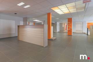 Op zoek naar een veelzijdig handelspand op een toplocatie? Dit centraal gelegen pand biedt alles wat u nodig heeft voor een succesvolle...