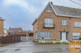 <strong>LEDE - Solide renovatiewoning met atelier | magazijn van ca. 200m². </strong><br /><br />Deze verzorgde woning, type halfopen, treft u op centrumlocatie met op wandel- en fietsafstand van het centrum, station Lede (200m.), scholen en winkels. Directe ontsluiting naar alle invalswegen in combinatie met zijn landelijke omgeving maken het hier aangenaam wonen. <br /><br />Dit is de eigendom bij uitstek voor degenen die nood heeft aan een solide renovatiewoning met potentieel, alsook een polyvalente ruimte die ingericht kan worden naar eigen noden. De woning werd op het gelijkvloers voorzien van een riante inkomhal met vestiaire, lichtrijke woonkamer, gezellige eetkamer, keuken met aansluitende wasplaats/koele berging. Het verdiep geniet van een ruime overloop, drie volwaardige slaapkamers en badkamer. De zolder kan mogelijks ingericht worden naar extra kamers, hobbyruimte,… Overigens beschikt deze eigendom nog over een onderhoudsvriendelijk terras die volledig afgesloten werd, voor de nodige veiligheid en privacy. <br /><br />Deze eigendom onderscheidt zich door het achterliggend magazijn| aterlier van ca. 200m², uitgerust met een inpandige garage, open ruimte van ca. 180m² met directe ontsluiting naar straat. Een zeldzaam gegeven om te vinden… Dit pand heeft nood aan een grondige renovatie, doch gelet zijn uitzonderlijk kader is dit prijs/kwaliteit een absolute TOPPER! <br /><br />info en bezoek: 053/60.65.60.<br />De vermelde prijs is een richtprijs. Na ontvangst van de biedingen zal de verkoper beslissen of hij/zij de eigendom verkoopt aan het beste bod. De richtprijs is aldus niet bindend voor de verkoper. Voor meer info kunt u ons contacteren of het reglement raadplegen op onze website.