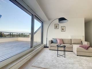 Dit prachtig en ruim appartement bestaat uit: inkomhal met toilet, ruime berging, living met open ingerichte keuken (met fornuis, frigo, vaatwasmachine, oven en microgolfoven), ruim terras van 49,08m2, badkamer (met dubbele lavabo, inloopdouche en ligbad), 2 slaapkamers en 2 overdekte autostaanplaatsen.<br />Het voorschot op de gemeenschappelijke kosten bedraagt 65 EUR per maand.<br />Dit appartement werd afgewerkt met prachtige materialen en is beschikbaar vanaf 15 juli.
