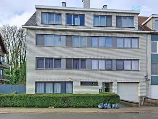 ✨ Charmante en lichtrijke duplex in een rustige straat – Zeker een bezoek waard!

Deze mooie duplex is gelegen op de 3de verdieping van een kleinschalig gebouw, in een rustige straat, en biedt een aangename woonomgeving met een praktische indeling.

De woning bestaat uit:

een inkomhal,

een lichtrijke leefruimte met balkon,

een volledig uitgeruste keuken,

een praktische wasruimte,

een douchekamer,

een ruime slaapkamer,

een bureau dat ook kan dienen als kinder- of logeerkamer.

Via een trap in de leefruimte bereikt u de bovenverdieping met:

een grote slaapkamer,

een eigen badkamer,

een ruime bergruimte.

✅ Privatieve kelder
✅ Autostaanplaats inbegrepen
✅ Rustige ligging
✅ Ideaal voor koppels, kleine gezinnen of als investering

📍 Een comfortabel en goed ingedeeld appartement met veel potentieel.

Zeker een bezoek waard!