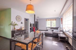 WELKOM IN DEZE PRACHTIGE GEZINSWONING IN DILBEEKDeze moderne, en zeer energiezuinige, gezinswoning in Dilbeek biedt de perfecte combinatie van ruimte, comfort en elegantie. Met een bewoonbare oppervlakte van 370m² en niet minder dan 5 slaapkamers is dit ideaal voor families, of voor een vrij beroep. Het huis beschikt over een uitstekende indeling met een lichte en open leefruimte waar woonkamer en eetkamer naadloos in elkaar overgaan. De gemoderniseerde keuken is voorzien van hoogwaardige apparaten en een handig keukeneiland waar u uw culinaire creativiteit de vrij loop kan laten gaan. Dankzij de grote ramen, komt er overvloedig daglicht binnen. De ramen zijn eveneens uitgerust met automatische rolluiken, die voor extra veiligheid zorgen en de warme temperaturen buiten houden.Op de eerste en tweede verdieping zijn 2 moderne badkamers terug te vinden, perfect voor een comfortabel gezinsleven. En met de 5 slaapkamers heeft u geen gebrek aan ruimte. U kan uw wagen, fietsen, of andere spullen, veilig parkeren in de gesloten garage en kelders. Het woongedeelte en kelderniveau, beschikken elk over een volledig onafhankelijk ventilatiesysteem. Dankzij de top ligging kan u genieten van een goede verbindingen naar Brussel, openbaar vervoer, alle voorzieningen en scholen in de buurt. Deze woning combineert het beste van beide werelden: rustige woonomgeving met doch volledige bereikbaarheid.Een unieke kans voor kwaliteit en ruimte op één plek. Bezichtiging aanbevolen!