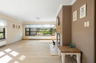 Deze lichtrijke villa werd gerenoveerd in 2012 en is gebouwd op een ruim perceel van 3.112 m² en is voorzien van een ruime loods.<br /><br />We betreden de woning via de inkomhal achteraan de woning, die toegang geeft tot de mooie eetkamer. De eetkamer op eiken parketvloer heeft veel lichtinval door de grote raampartijen en is voorzien van een pelletkachel.<br /><br />Aansluitend komen we in de open keuken, ingericht met oven, combi oven, inductiekookplaat, ingebouwde vaatwasser, spoelbak en veel kastruimte. <br /><br />Naast de keuken treffen we een wasplaats met aansluitingen voor wasmachine en droogkast.<br /><br />De gezellige en lichtrijke woonkamer op eiken parketvloer heeft een houtkachel.<br /><br />Verder is er via de nachthal op het gelijkvloers toegang tot drie ruime slaapkamers, allen op mooie parketvloer en een badkamer met douche, ligbad en dubbele lavabo. Ten slotte nog een berging en een apart toilet met handenwasser.<br /><br />Via de gebogen eiken trap is er toegang tot de eerste verdieping die als volgt is ingedeeld:<br /><br />Op de eerste verdieping bevindt zich de zeer ruime hoofdslaapkamer met fijn dakterras en een eigen dressing. Via een luik is er toegang tot een kruipruimte langsheen het dak.<br /><br />Verder treffen we nog een bureauruimte, een apart toilet en een veelheid aan ingemaakte kasten.<br /><br />De oost georiënteerde tuin werd mooi aangelegd en is voorzien van een aangenaam overdekt terras in douglashout met elektriciteitsaansluiting. Er is een mooi verzicht op de achterliggende weilanden.<br /><br />Verder beschikt de tuin over meerdere niet-overdekte terrassen, een mooie koivijver en een opbouwzwembad.<br /><br />Links naast de woning staat de loods van 10 meter x 20 meter. 40 m² van deze ruimte is momenteel in gebruik als houtopslag.<br /><br />De loods werd 3 cm geïsoleerd en er is water- en elektriciteitsaansluiting aanwezig, momenteel is deze praktisch opgedeeld in twee compartimenten. Enerzijds een atelier/werkruimte en anderzijds een grote opslagruimte met zolder. De toegangspoort is extra hoog.<br /><br />Vooraan op het perceel is er veel parkeergelegenheid.<br /><br />Algemeen:<br />- EPC label B<br />- Ideaal voor zelfstandigen door de ruime loods.<br />- Asbestveilig<br /><br />De villa is centraal gelegen in Essen, vlakbij alle voorzieningen zoals winkels, scholen en openbaar vervoer.<br /><br />De oprit van de autosnelweg en de grens met Nederland zijn tevens vlakbij.