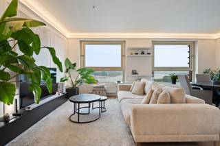 Gelegen op de 10de verdieping van Toren 6, biedt dit ruime appartement van 97 m² met een zuidgericht terras van 11 m² een uitzonderlijk wooncomfort en een open uitzicht. Vanuit de leefruimte geniet u van een vergezicht over de Schelde, Linkeroever, Rechteroever, de haven en het noorden van Antwerpen,.<br />Het appartement beschikt over een lichtrijke leefruimte met parketvloer en een volledig uitgeruste open keuken met inductiekookplaat, dampkap, koelkast met vriesvak en vaatwasser. De praktische berging biedt plaats voor wasmachine en droogkast.<br />Verder zijn er drie volwaardige slaapkamers, een badkamer met ligbad én douche, en een afzonderlijk gastentoilet.<br />De afwerking is tijdloos en kwalitatief, met parket in de leefruimtes en slaapkamers en tegelvloeren in keuken, hal, berging, badkamer en toilet.<br />Tot slot beschikt het appartement over twee ondergrondse autostaanplaatsen (35.000 euro/unit) en een privatieve kelderberging, inbegrepen in de verkoopprijs.<br />Een ideaal appartement voor wie houdt van ruimte, licht en een uniek uitzicht op een van de mooiste plekken van Antwerpen.<br /><br />Gelegen op het Eilandje aan het Kattendijkdok. Op wandelafstand van de Schelde, de jachthaven en het MAS. In dit vernieuwde stadgedeelte wordt open ruimte en groen gecombineerd met gezellige café's, restaurants en winkels die deze stad te bieden heeft.<br /><br />EPC: A - UC: 54864 - P + G score: C<br /><br />
<p>Vergunning uitgereikt, Woongebied, Geen rechterlijke herstelmaatregel of bestuurlijke maatregel opgelegd, Voorkooprecht ruimtelijke ordening aanwezig, Geen verkavelingsvergunning</p>