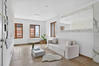 Ontdek dit instapklare duplex appartement in het hart van Sint-Niklaas, gelegen in een kleine en uiterst rustige residentie met slechts twee appartementen. In 2022 werd het volledige gebouw grondig vernieuwd, waardoor je hier geniet van modern wooncomfort in een tijdloze en energiezuinige setting.<br /><br />Het appartement beschikt over een gunstig EPC-label B, conforme elektriciteit en is volledig asbestvrij – een zorgeloze toekomst verzekerd. Binnenin verwelkomen drie ruime en lichtrijke slaapkamers, een verzorgde badkamer, een praktisch ingerichte berging en een overdekt terras waar je het hele jaar door kan ontspannen.<br /><br />Achter de woning is er bovendien de mogelijkheid om één of twee autostaanplaatsen mee aan te kopen, telkens voor € 10.000 – een absolute troef in het stadscentrum.<br /><br />Dankzij de centrale ligging, energiezuinigheid en indeling is dit appartement niet alleen ideaal voor eigen bewoning, maar ook een bijzonder interessante investering met een hoog potentieel huurrendement.<br /><br />De woning is volledig vrij en kan onmiddellijk betrokken worden. Klaar voor een nieuwe start op een toplocatie? Dit is jouw kans.