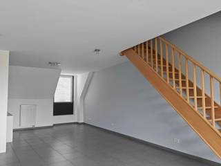 Stel je voor: een rustige ochtend, een verse koffie in de hand en de eerste zonnestralen op je terras! Even vertragen voor de dag begint. Dit stijlvolle appartement biedt een plek waar je echt thuis kunt komen!<br /><br />Strak, hip, jong appartement gelegen aan de stadsrand van Aarschot! Hier zijn geen verrassingen, gewoon binnenkomen en wonen!<br /><br />Binnenkomen doe je in een kleine hall met handige vestiaire en aansluitend onmiddellijk wasplaats en wc. De living voelt licht en aangenaam aan met een open keuken. De keuken omvat een keramische kookplaat, een inox dampkap, een combi oven, een ingebouwde ijskast met diepvriesvakje en een Ingebouwde vaatwasmachine. Op de verdieping 1 ruime slaapkamer, heel praktisch ingericht met badkamer inclusief. Praktische badkamer met douche, wc en badkamermeubel.<br /><br />De huurprijs bedraagt 950 € per maand. De gemeenschappelijke kosten bedragen 25 € per maand. Alle nutsvoorzieningen zijn apart. Je hebt een private staanplaats voor je auto in het gebouw en een afgesloten kelder.<br /><br />Het appartement staat klaar om je onmiddellijk te ontvangen!