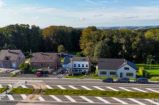 Deze héél charmante en atypische woonst kan u terugvinden net op de taalgrens te Vloesberg (faciliteitengemeente), centrum van Ronse en Brakel...