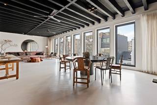 Op de zesde en zevende verdieping bevindt zich dit uitzonderlijke eigendom van ca. 254m², omringd door maar liefst 180m² aan terrassen. Een oase van licht en ruimte, waar binnen en buiten naadloos in elkaar overvloeien.<br /><br />De lift biedt rechtstreeks toegang tot in de penthouse. De leefruimte is royaal opgevat, met een elegante zithoek, een stijlvolle bibliotheek die afsluitbaar is en voorzien van een ingenieus klapbed voor gasten, een sfeervolle gashaard en een gezellige eethoek. De open keuken met eiland is van de meest luxueuze toestellen voorzien en biedt direct toegang tot het eerste terras. De master suite biedt ultiem comfort: ontwaken met zicht op het groen van de daktuin, luxueuze badkamer en dressing. Een tweede douchekamer en aparte berging maakt het geheel bijzonder praktisch.<br /><br />Op de zevende verdieping ligt een tweede ruime slaapkamer of bureau, volledig omgeven door de daktuin en terrassen, een plek die uitnodigt tot rust en inspiratie temidden van de stad.<br /><br />Zeer goede bereikbaarheid met diverse restaurants en winkels in de nabijheid.<br /><br />De kelderberging is inclusief in de prijs. Twee inpandige garages bij aan te kopen @ €45.000,-/stuk.<br /><br />https://www.christiesrealestatebelgium.be/nl/<br />https://www.hillewaere-vastgoed.be