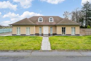 Fantastische lichtinval, ruime zonnige tuin en rust zijn slechts enkele van de kenmerken van deze knappe woning.Deze uiterst knappe en zeer goed...