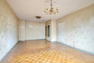 <p>Dit te renoveren appartement met twee slaapkamers in Anderlecht geniet van een uitstekende ligging tegenover shoppingcentrum Westland en vlak bij winkels, scholen en openbaar vervoer. Dankzij de centrale locatie en de vlotte bereikbaarheid vormt deze eigendom een interessante opportuniteit voor zowel eigen bewoning als investering. </p><p></p><p>Het appartement bevindt zich op de tweede verdieping van een goed onderhouden residentie en beschikt over een praktische indeling. Bij het binnenkomen word je verwelkomd in een ruime inkomhal die toegang biedt tot de verschillende ruimtes van het appartement. </p><p></p><p>De aparte keuken geeft uit op het terras aan de achterzijde van het gebouw. Aansluitend bevindt zich de ruime leefruimte die dankzij het grote schuifraam veel zonlicht aantrekt en zicht heeft op de naastgelegen groenzone. </p><p></p><p>Verder beschikt het appartement over twee slaapkamers. Beide kamers hebben toegang tot het terras aan de voorzijde, wat zorgt voor extra lichtinval en een mooie connectie met de buitenruimte. De badkamer is uitgerust met een ligbad en daarnaast is er een apart toilet aanwezig voor extra comfort. </p><p></p><p>Een private kelderruimte biedt bijkomende bergruimte en vormt een praktische meerwaarde. Dankzij de aanwezigheid van twee terrassen aan zowel de voor- als achterzijde van het gebouw kan je op elk moment van de dag genieten van buitenruimte. </p><p></p><p>Mits renovatie is dit appartement uiterst geschikt om een rendabele investering te vormen of als praktische uitvalsbasis bij eigen bewoning. </p><p></p><p>EPC: 292 kWh/m² (F) </p><p>Elektrische installatie niet conform AREI.</p>