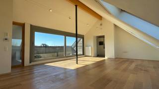 Modern energiezuinig duplex appartement met een unieke indeling en prachtig uitzicht.<br /><br />Dit stijlvolle appartement biedt op het gelijkvloers een uitnodigende inkomhal. <br /><br />Op de eerste verdieping bevinden zich twee ruime slaapkamers, een badkamer, een apart toilet en een handige berging. <br /><br />De tweede verdieping verrast met een lichtrijke woonkamer die uitkijkt op de omgeving, een volledig ingerichte keuken en een ruim terras waar je in alle rust kan genieten. <br /><br />Gelegen in een rustige buurt met voldoende parkeergelegenheid in de straat, en op slechts enkele minuten van de autosnelweg en supermarkten zoals Aldi, Lidl en Delhaize. <br />Een ideale woonst voor starters die op zoek zijn naar comfort en een unieke woonervaring.<br /><br />Geen gemeenschappelijke kosten.<br /><br />Vrij vanaf 1 juli 2026.<br /><br />EPC: 97 kWh/m² - UC: 20250313-0003552425-RES-1