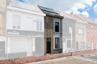 Topper! Volledig gerenoveerde woning met 3 slpk te koop! Indeling: inkomhal met gastentoilet, vooraan de woning is er een extra ruimte die dienst...