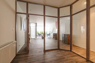 Deze unieke eigendom in het hart van Mechelen biedt zowel commerciële als residentiële mogelijkheden. Gelegen aan de veemarkt, op een...