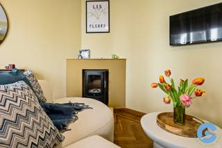 Dit gelijkvloers appartement met één slaapkamer is een must see voor de echte citylovers! Super centraal gelegen aan het Mechelseplein, hartje Antwerpen centrum. Graag koffiekoeken op zondag van bakkerij Lints? Of een apero op het terras van de Kapitein Zeppos? Dat kan dus allemaal, en wel vlak voor je deur! Scholen, winkels en openbaar vervoer liggen allemaal op korte wandelafstand.<br /><br />Het appartement werd recent volledig gerenoveerd volgens de meest recente energienormen en behaalt zo een EPC A-label! De lichtrijke leefruimte met grote raampartijen sluit aan op een open moderne keuken, volledig uitgerust met alle comfort, inclusief vaatwas en quooker kraan!<br /><br />De slaapkamer ligt aan de rustige achterzijde van het appartement en voelt ruim aan. Van hieruit heb je directe toegang tot de badkamer met toilet, douche en lavabo. Ook is er een leuk terras aanwezig met ingebouwde zitbank.<br /><br />Extra troeven: AAA-locatie, EPC A-label, volledig gerenoveerd, privatieve kelderberging, lage algemene kosten, airconditioning, conforme elektriciteit, volledig gemeubileerde inrichting (overname bespreekbaar).<br /><br />Ideaal als investering met sterke verhuurpotentie of als eigen woonst op een bruisende centrumlocatie!<br /><br />Meer vragen of graag een bezoek ter plaatse? Bel Dries: 0470/107 217.<br /> 